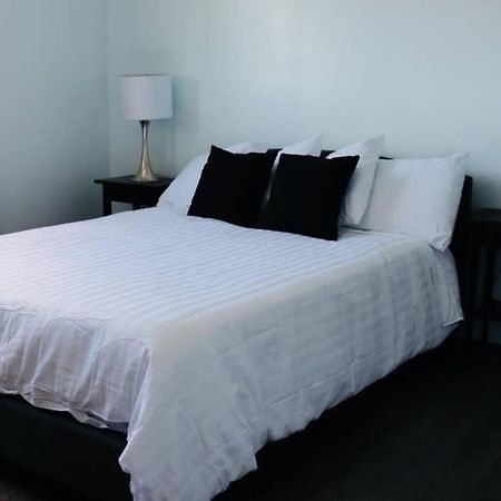 Sun Dog Manor Apartment Maple Creek Bagian luar foto