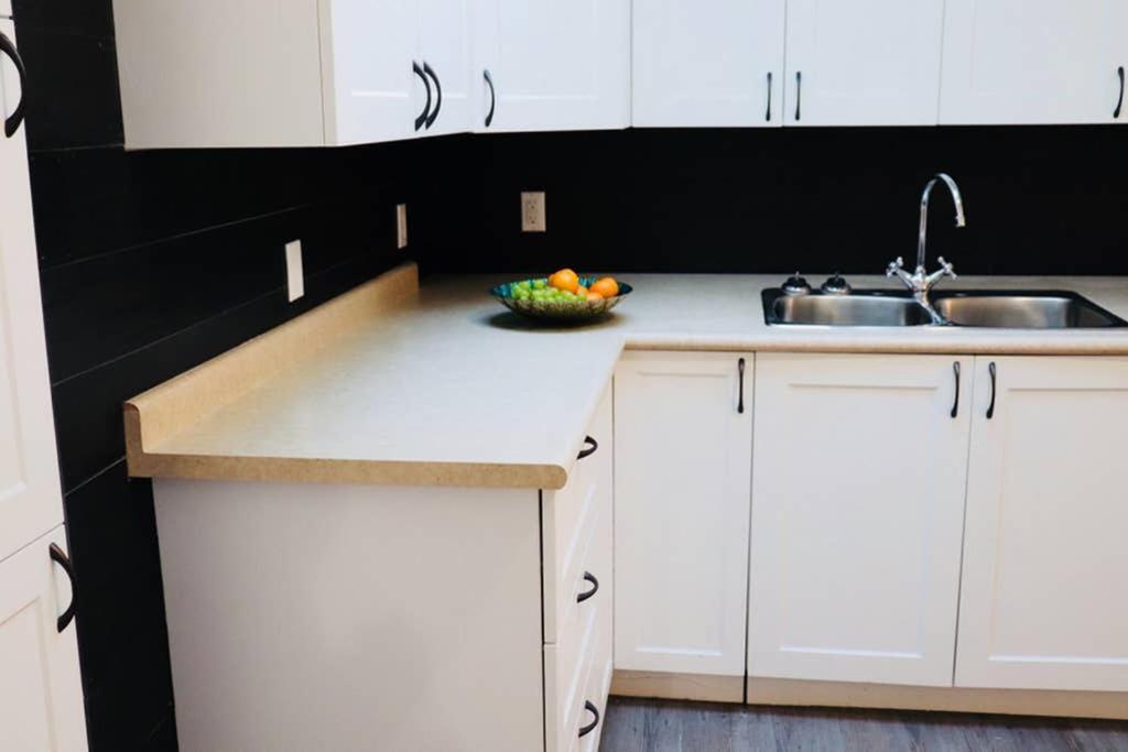 Sun Dog Manor Apartment Maple Creek Bagian luar foto