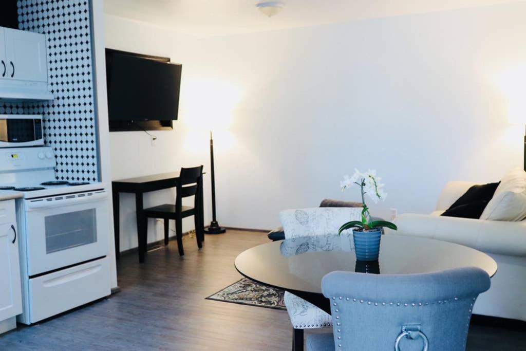 Sun Dog Manor Apartment Maple Creek Bagian luar foto