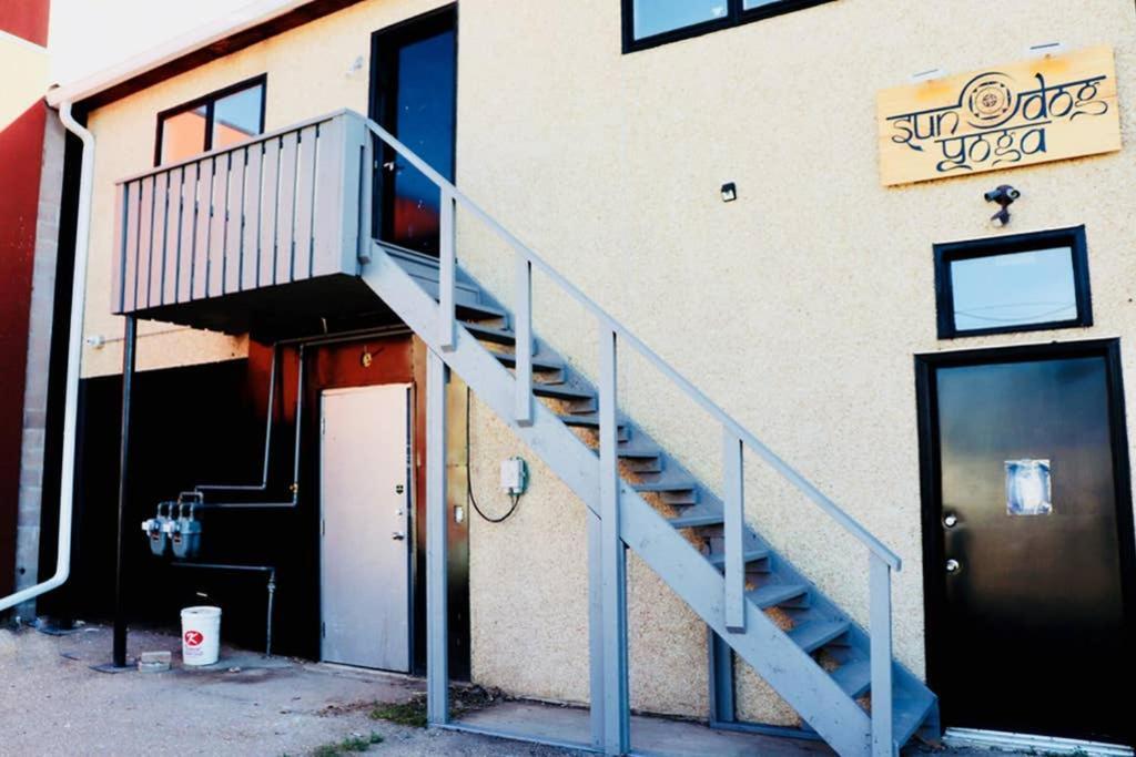 Sun Dog Manor Apartment Maple Creek Bagian luar foto