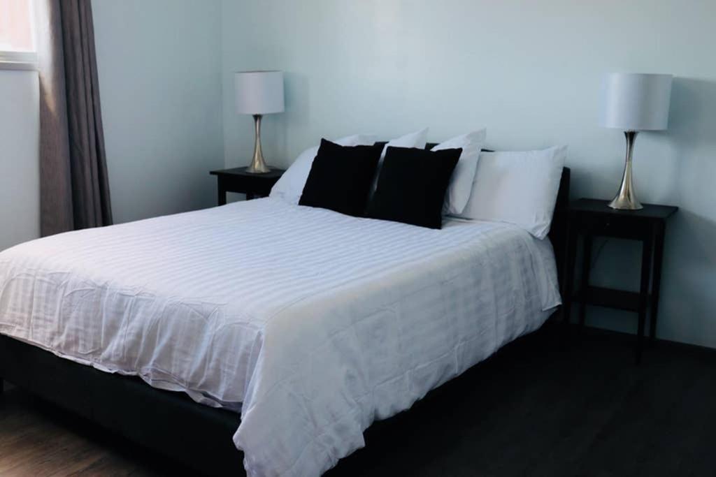 Sun Dog Manor Apartment Maple Creek Bagian luar foto